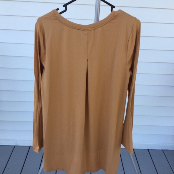 Women’s Bobeau Gold Long Sleeve Tunic, Large, with matching gold glitter earring - Picture 4 of 6